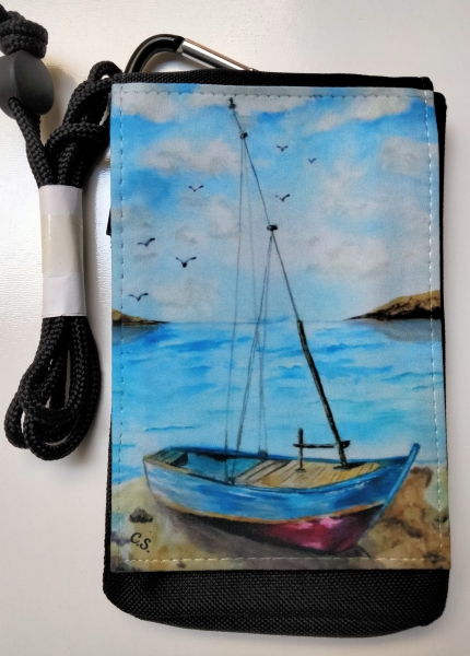 Handytasche mit einem Segelboot an Land